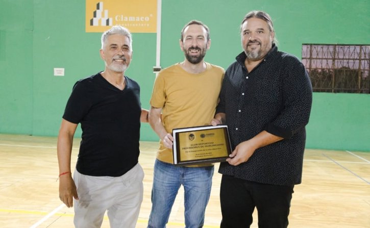 Defensores de Hurlingham estrenó el nuevo parquet de su estadio